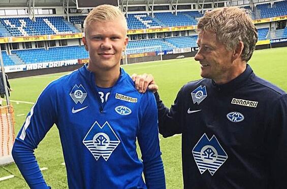 忠诚！每体：拉菲尼亚目前没经纪人，拒绝所有离开巴萨的谈判（展现忠诚！每体：拉菲尼亚暂无经纪人，已拒绝所有关于离开巴萨的谈判）