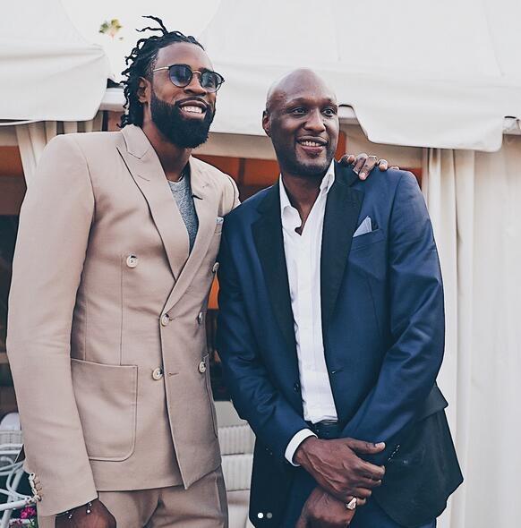 西足协前主席鲁比亚莱斯在发布会被扔鸡蛋，试图回击但被拦住（西足协前主席鲁比亚莱斯发布会上遭掷鸡蛋，欲回击被制止）