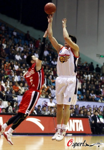 罗马3-1客胜克雷莫内塞登顶意甲，苏莱、埃文-弗格森、利马破门（罗马客场3-1击退克雷莫内塞登顶意甲榜首，苏莱、埃文-弗格森、利马相继建功）