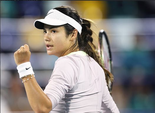 前队友：曾和马拉多纳开车出行，交警把我们拦住只为和他合影（马拉多纳前队友：与他驾车外出曾被交警拦停只为合影）