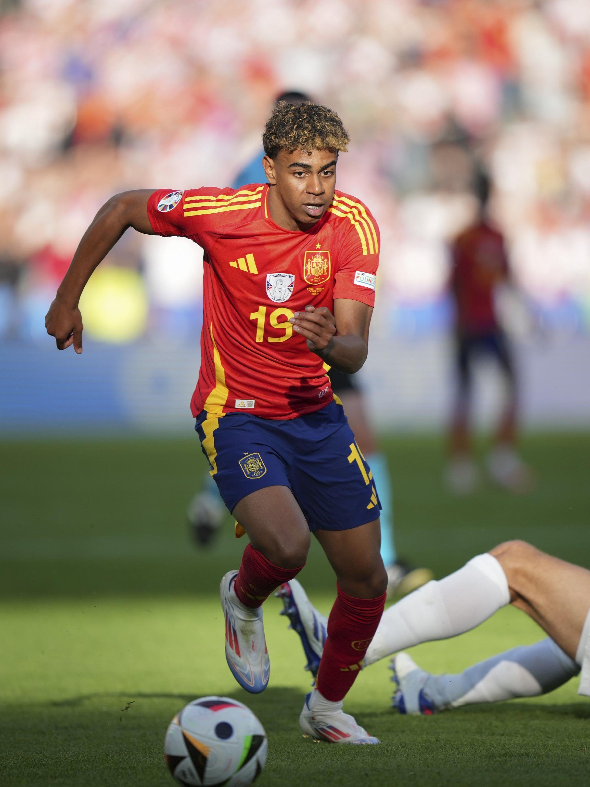 西班牙12岁球员8-0击败女足对手后让她们“去洗碗”，被视作性别歧视（西班牙12岁小将8-0大胜女足后喊“去洗碗”，言论引发性别歧视争议）