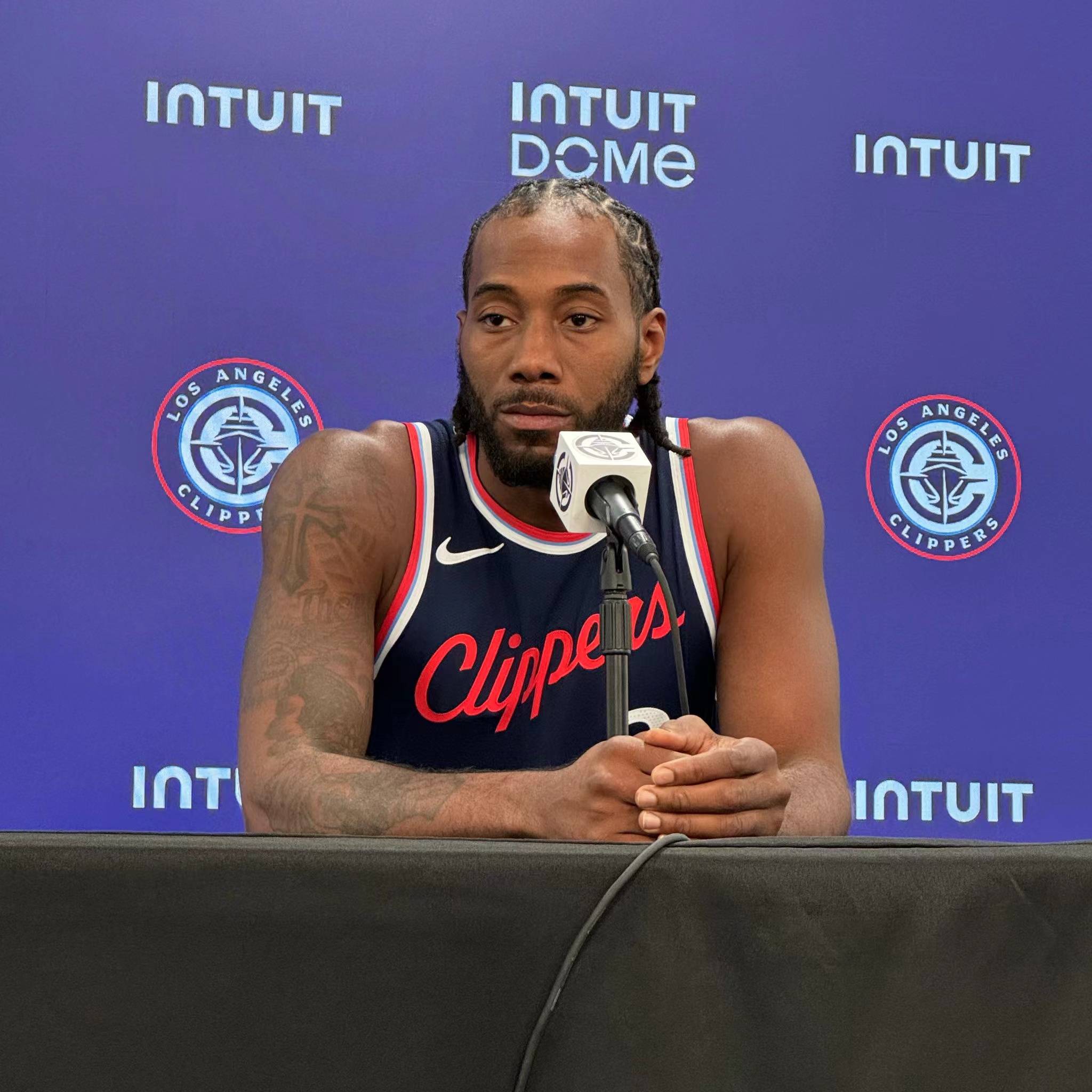 篮球湖人球迷为球队准备应援物（湖人球迷为主队筹备应援物资）